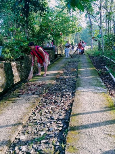 Menyambut Harii Raya Idul Fitri Tahun 1443 H warga Desa gotong royong membersihkan Jalan Desa