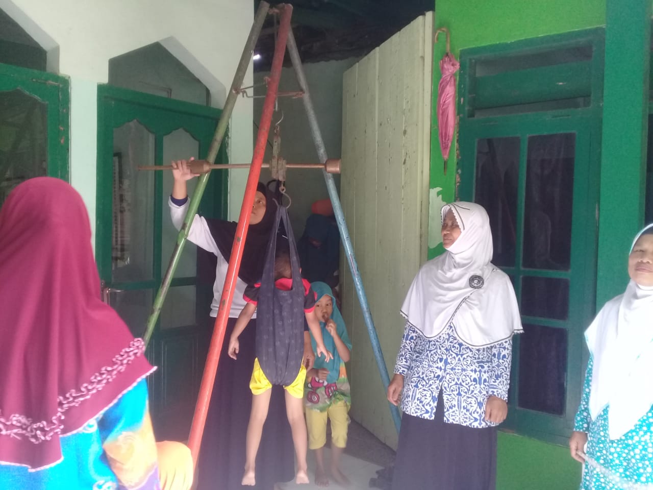 Kader Pembangunan Manusia (KPM) Melakukan Pengurangan Stunting di Desa Kretek 02